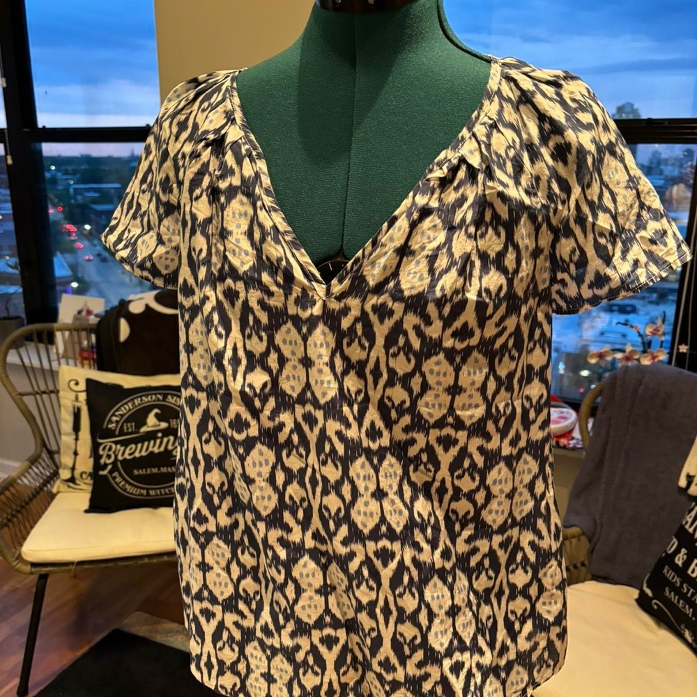 Gap silky flounce top in navy and white tie dye print, v-neck, flattering fit